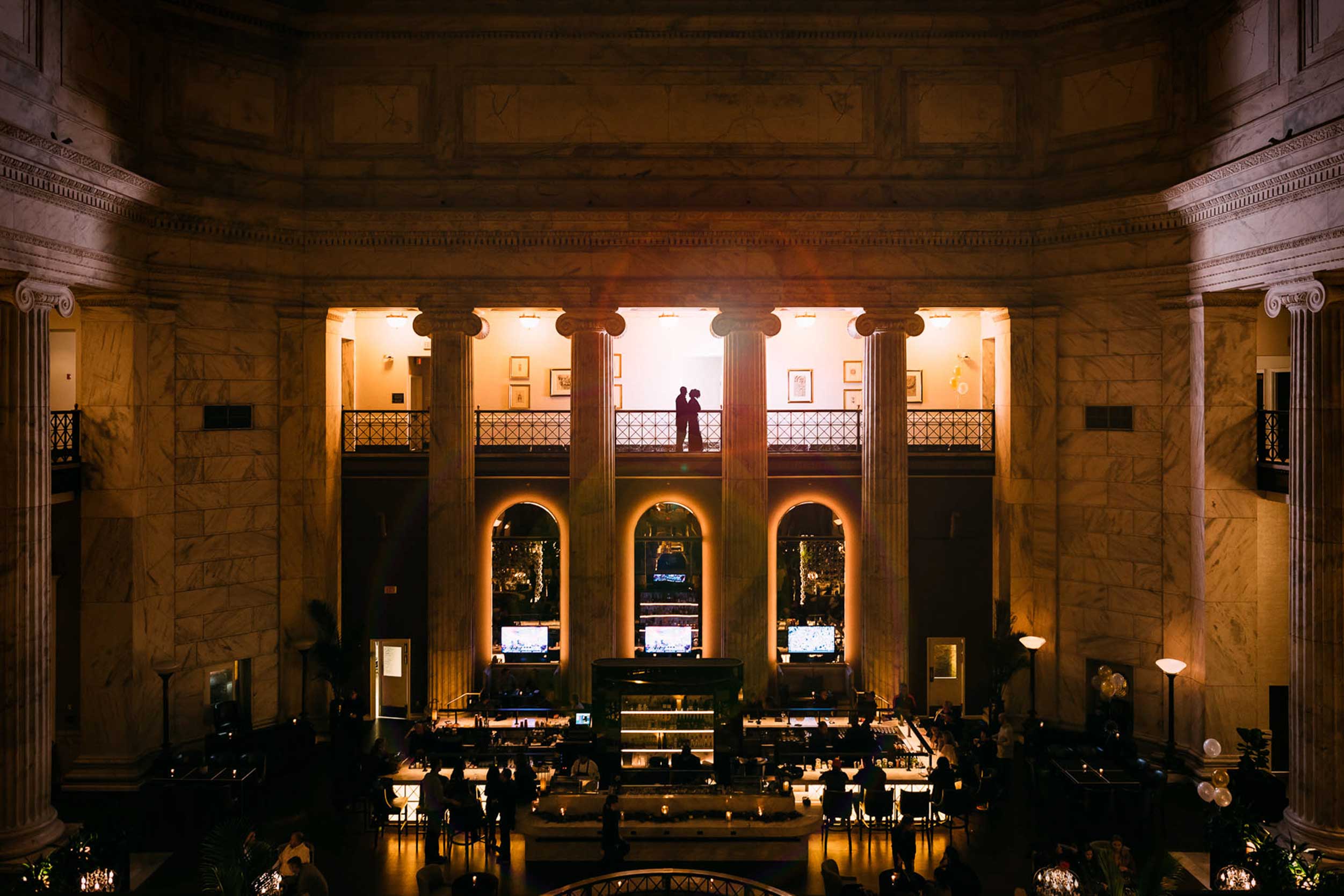Stijlvolle Fotoshoot: Silhouet van Bruidspaar in High-end Amerikaans Decor van The Ritz-Carlton