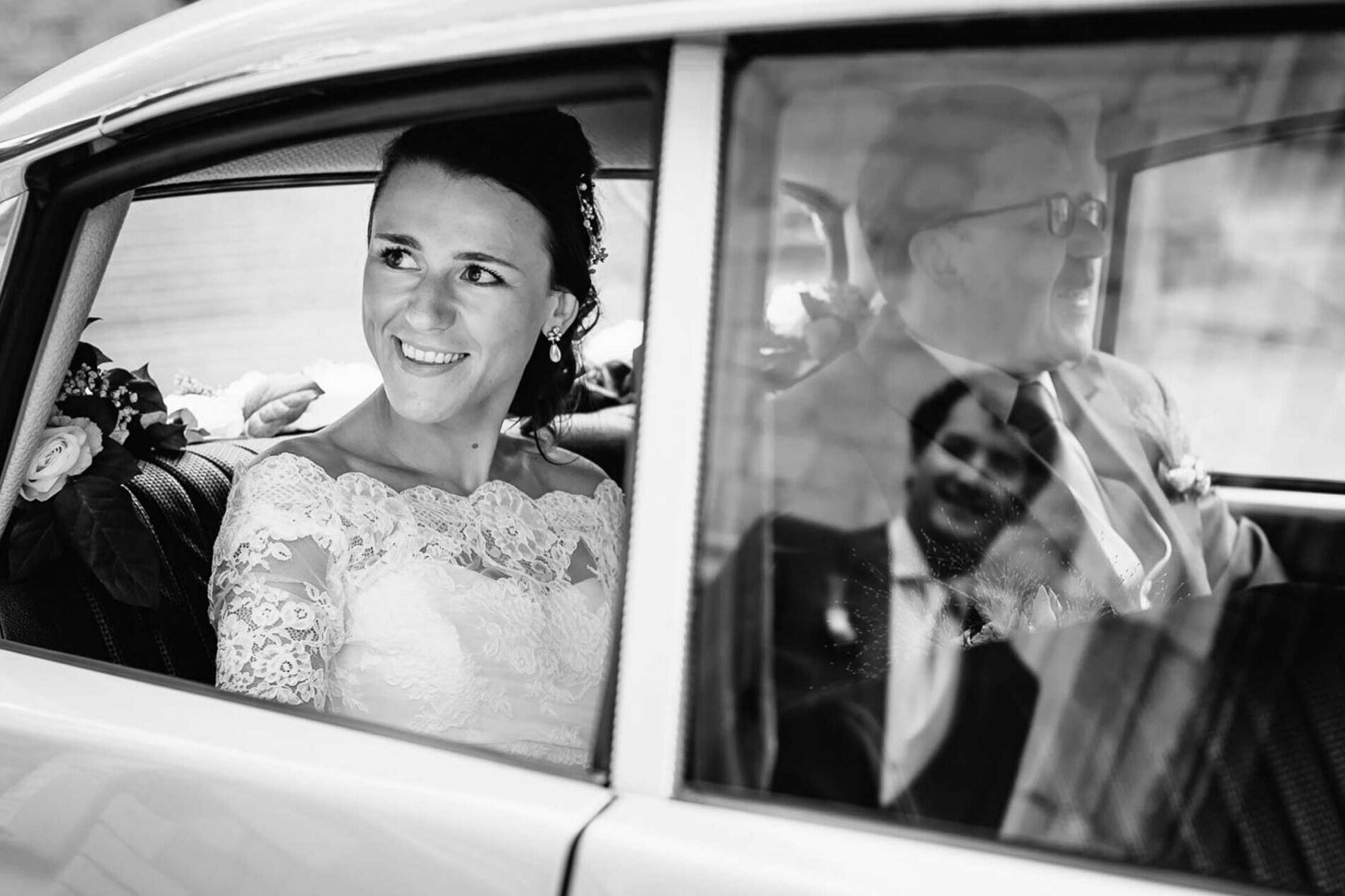 Uitzonderlijk Knappe Zwart-wit Foto: Bruid Kijkt uit Retro Ceremoniewagen naar Bruidegom in Spiegeling van Autoraam