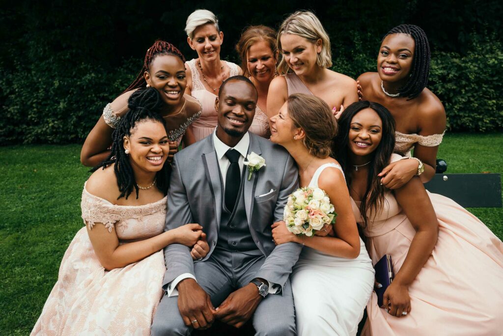 Liefdevol Gezelschap: Bruid en Bruidegom Omringd door Liefdevolle Bruidsmeisjes
